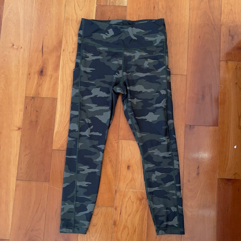 Athleta Ultimate Stash Pocket Green Camo 7/8 Tight- Med